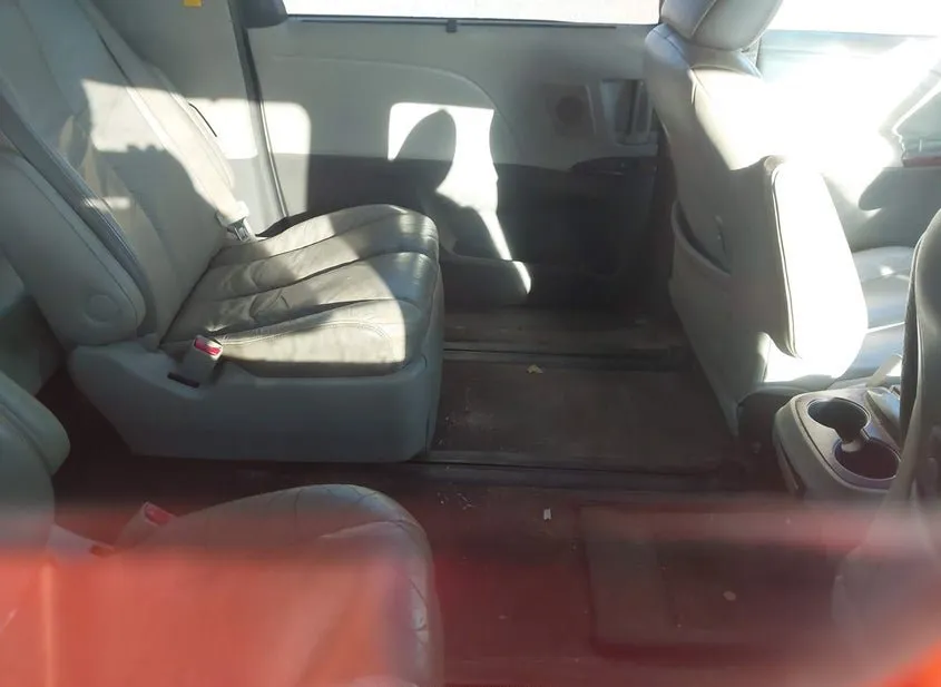 2011 TOYOTA Sienna Used VIN 5TDDK3DCXBS004039 – side profile