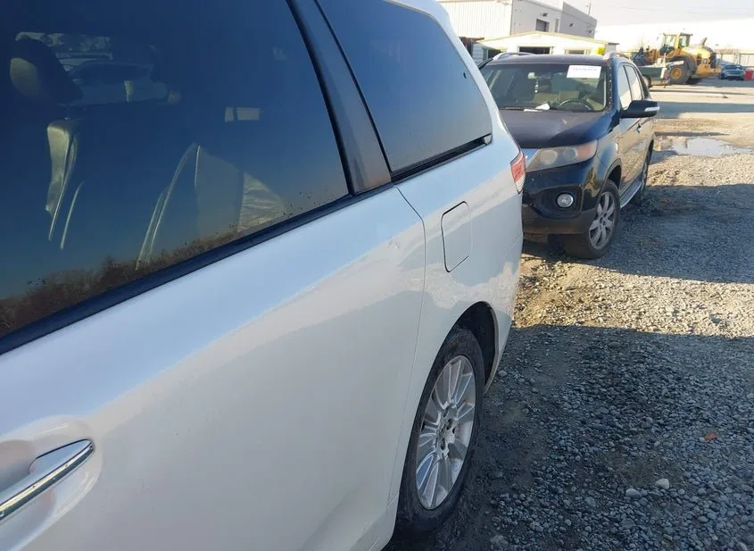 2011 TOYOTA Sienna Used VIN 5TDDK3DCXBS004039 – photo 14