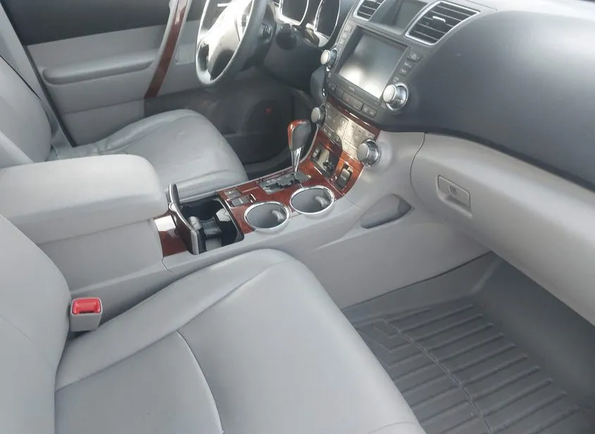 2012 TOYOTA Highlander Used VIN 5TDDK3EH1CS161485 – trunk area 2012 TOYOTA Highlander Used VIN 5TDDK3EH1CS161485 – trunk area