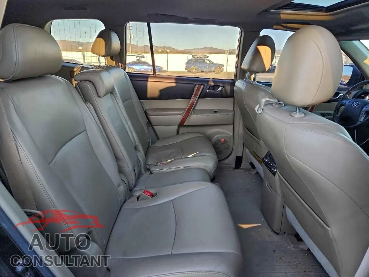 2010 TOYOTA HIGHLANDER Damaged VIN 5TDDK3EH5AS028905 – photo 11 2010 TOYOTA HIGHLANDER Damaged VIN 5TDDK3EH5AS028905 – photo 11