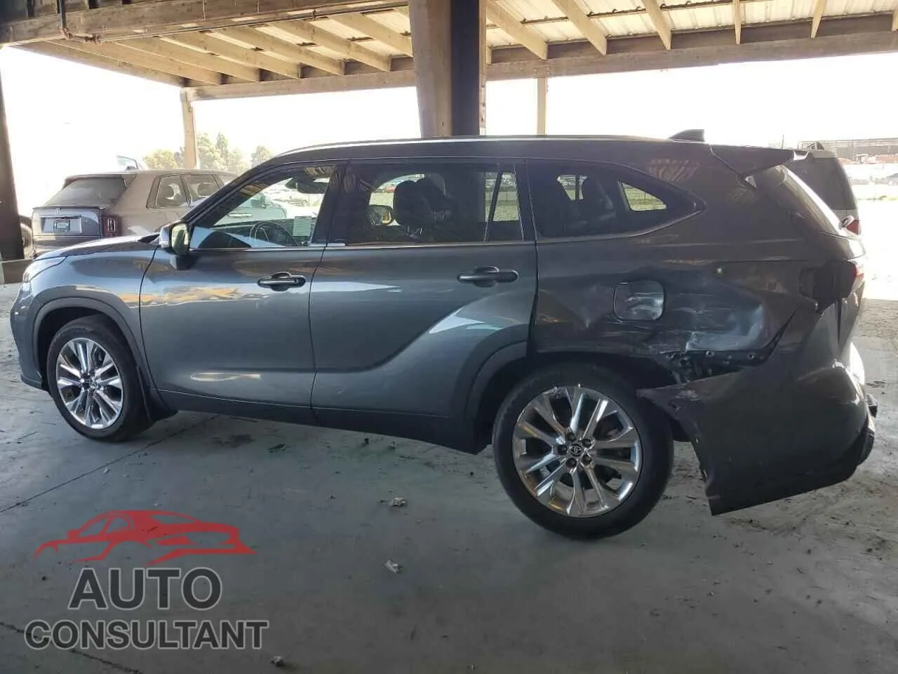2022 TOYOTA HIGHLANDER Damaged VIN 5TDDZRBH1NS247630 – rear exterior