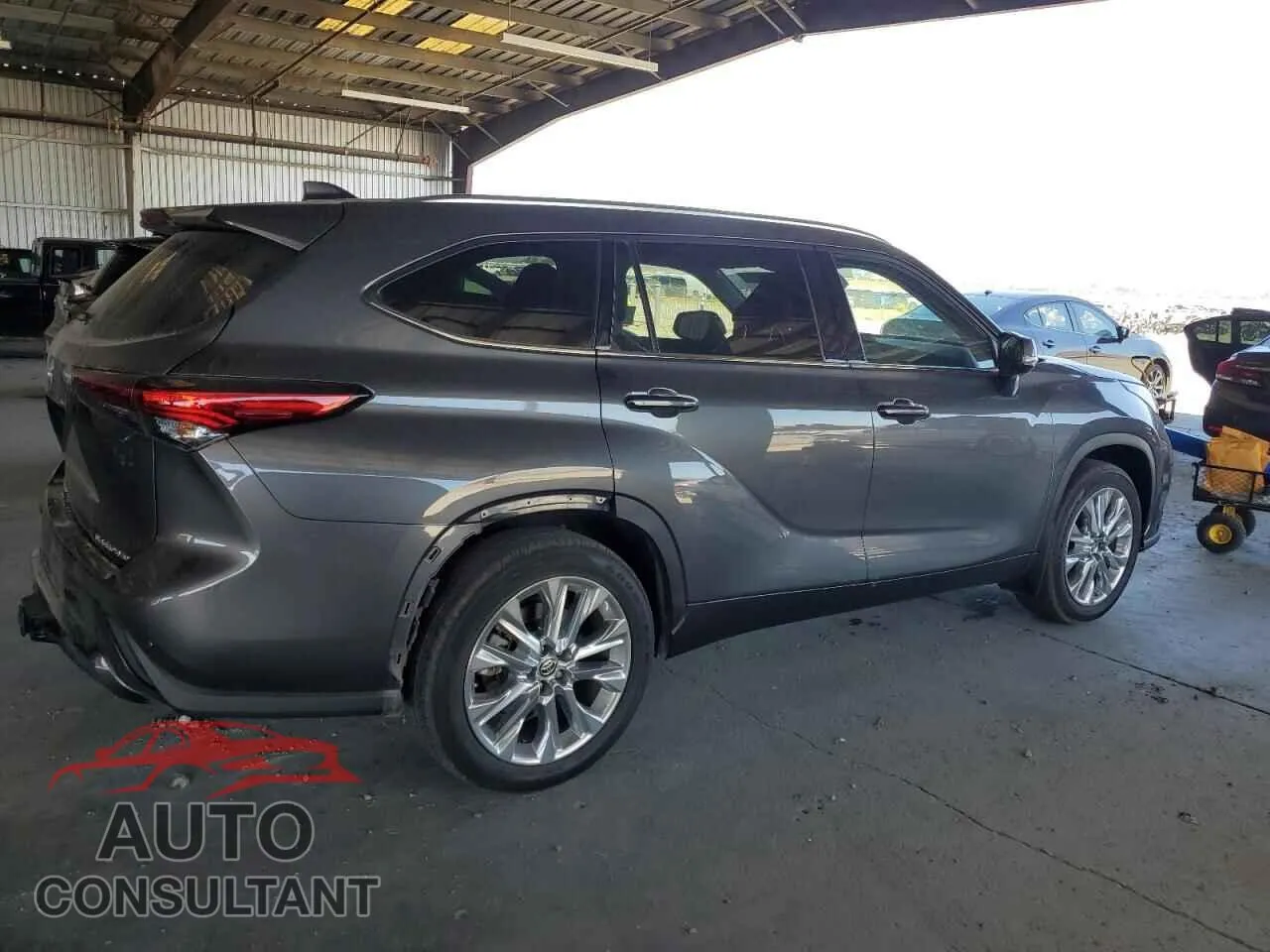 2022 TOYOTA HIGHLANDER Damaged VIN 5TDDZRBH1NS247630 – side profile