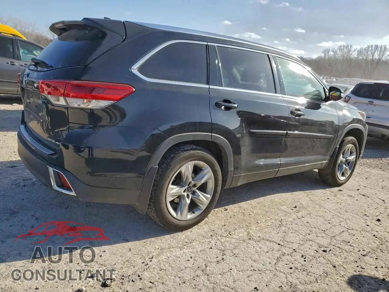 2018 TOYOTA HIGHLANDER Damaged VIN 5TDDZRFH9JS824179 – side profile