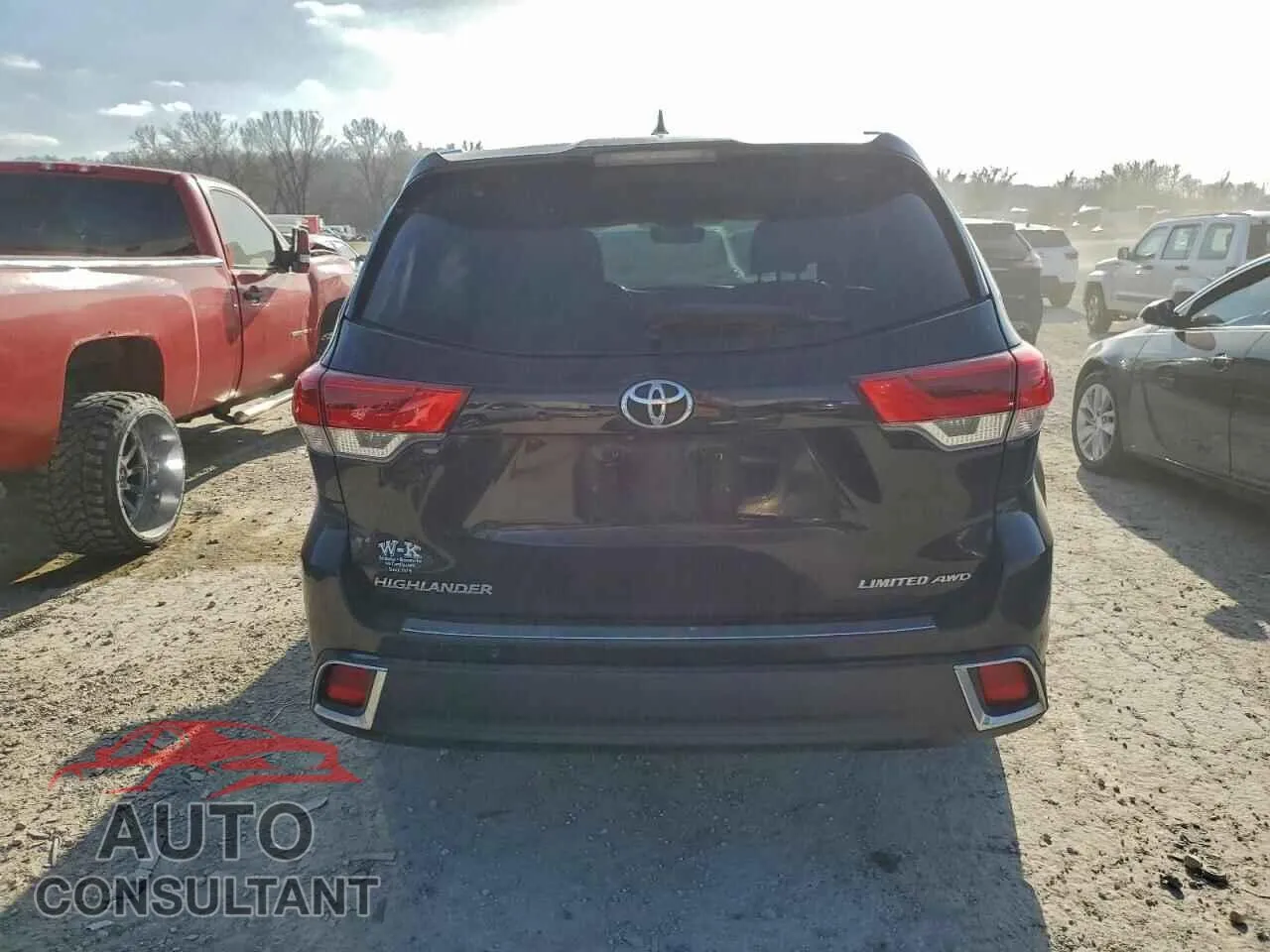 2018 TOYOTA HIGHLANDER Damaged VIN 5TDDZRFH9JS824179 – engine bay