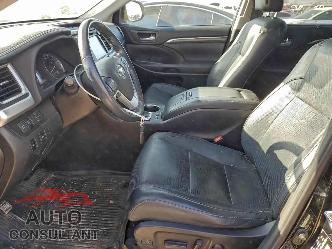 2018 TOYOTA HIGHLANDER Damaged VIN 5TDDZRFH9JS824179 – exterior detail