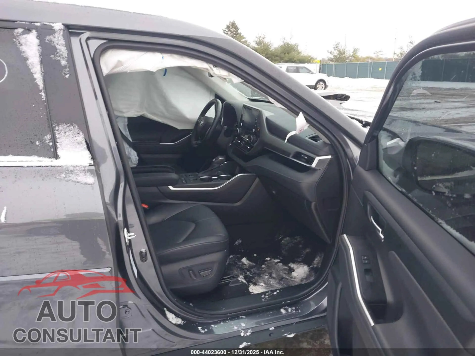 2021 TOYOTA HIGHLANDER Damaged VIN 5TDGZRBH3MS106828 – interior seats