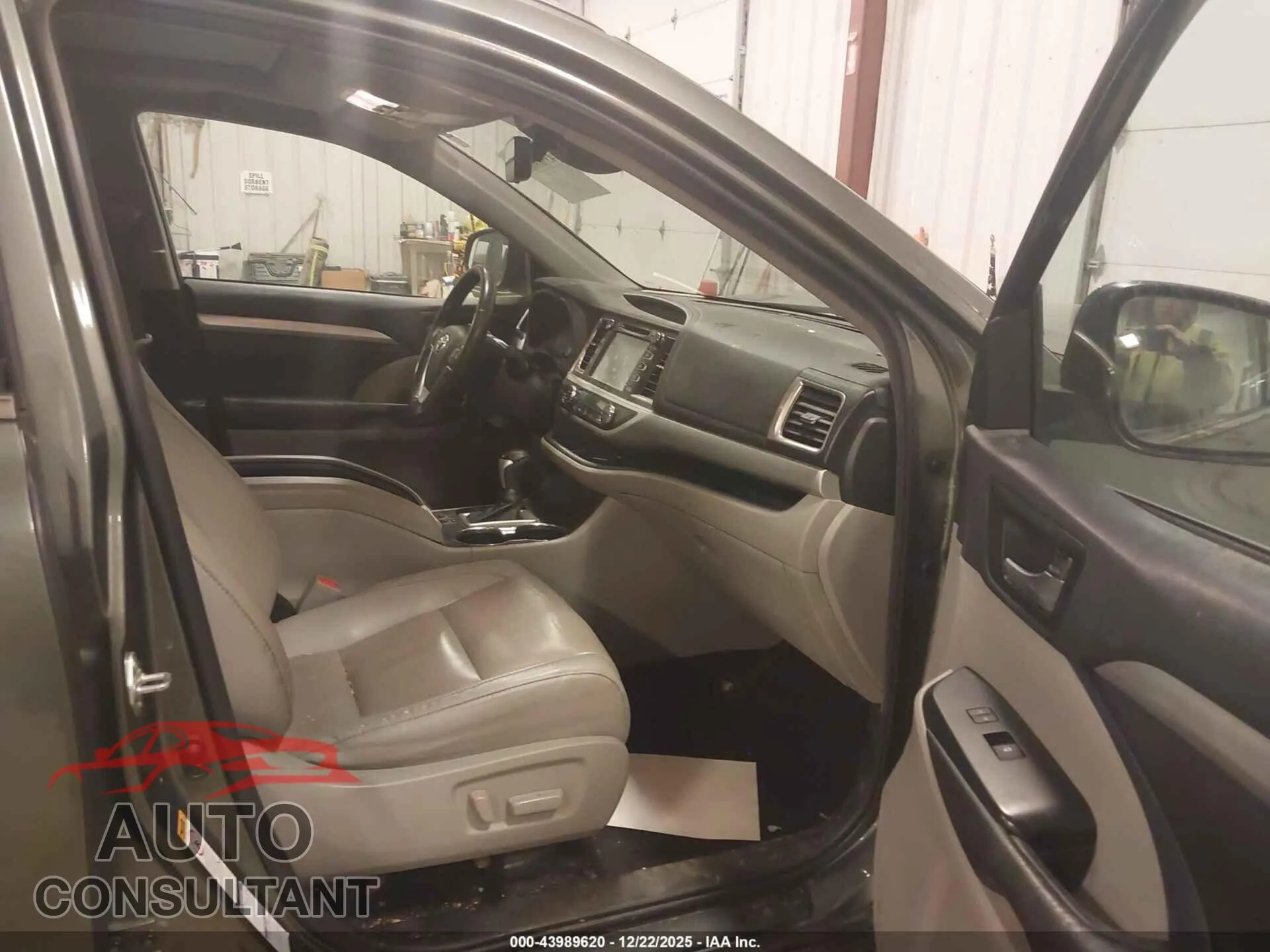 2019 TOYOTA HIGHLANDER HYBRID Damaged VIN 5TDJGRFHXKS075340 – interior seats