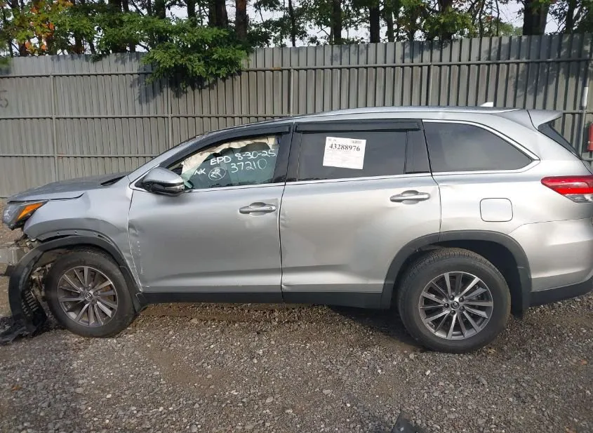 2019 TOYOTA Highlander Used VIN 5TDJZRFHXKS937210 – rear exterior