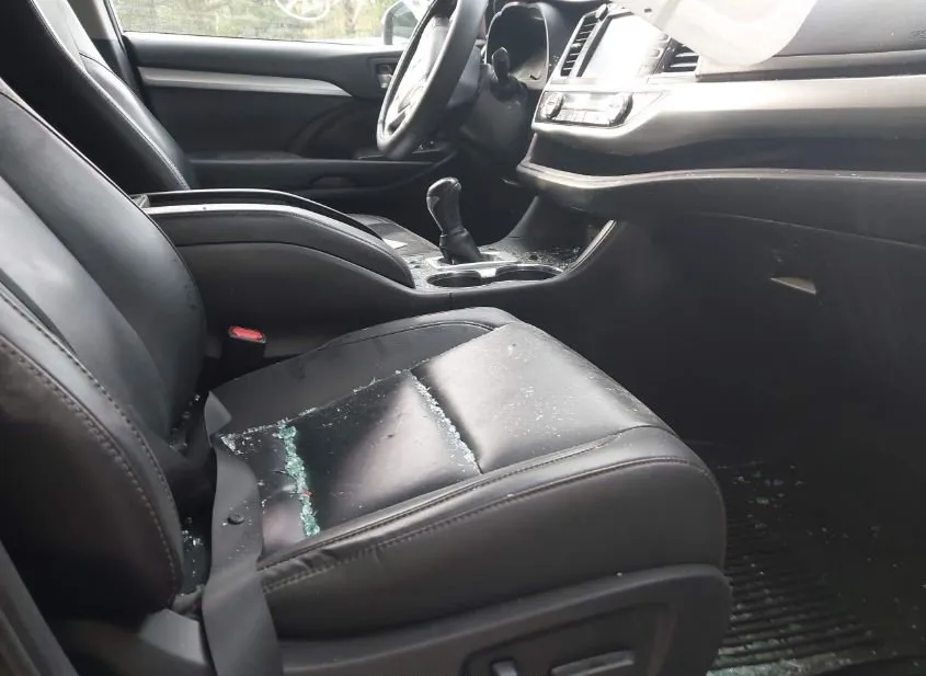 2019 TOYOTA Highlander Used VIN 5TDJZRFHXKS937210 – undercarriage