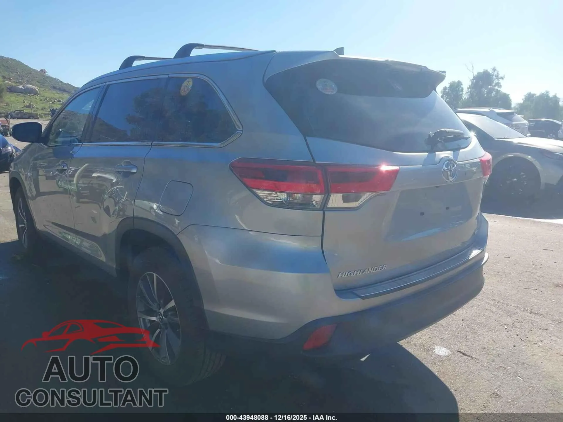 2019 TOYOTA HIGHLANDER Damaged VIN 5TDKZRFH8KS307948 – side profile