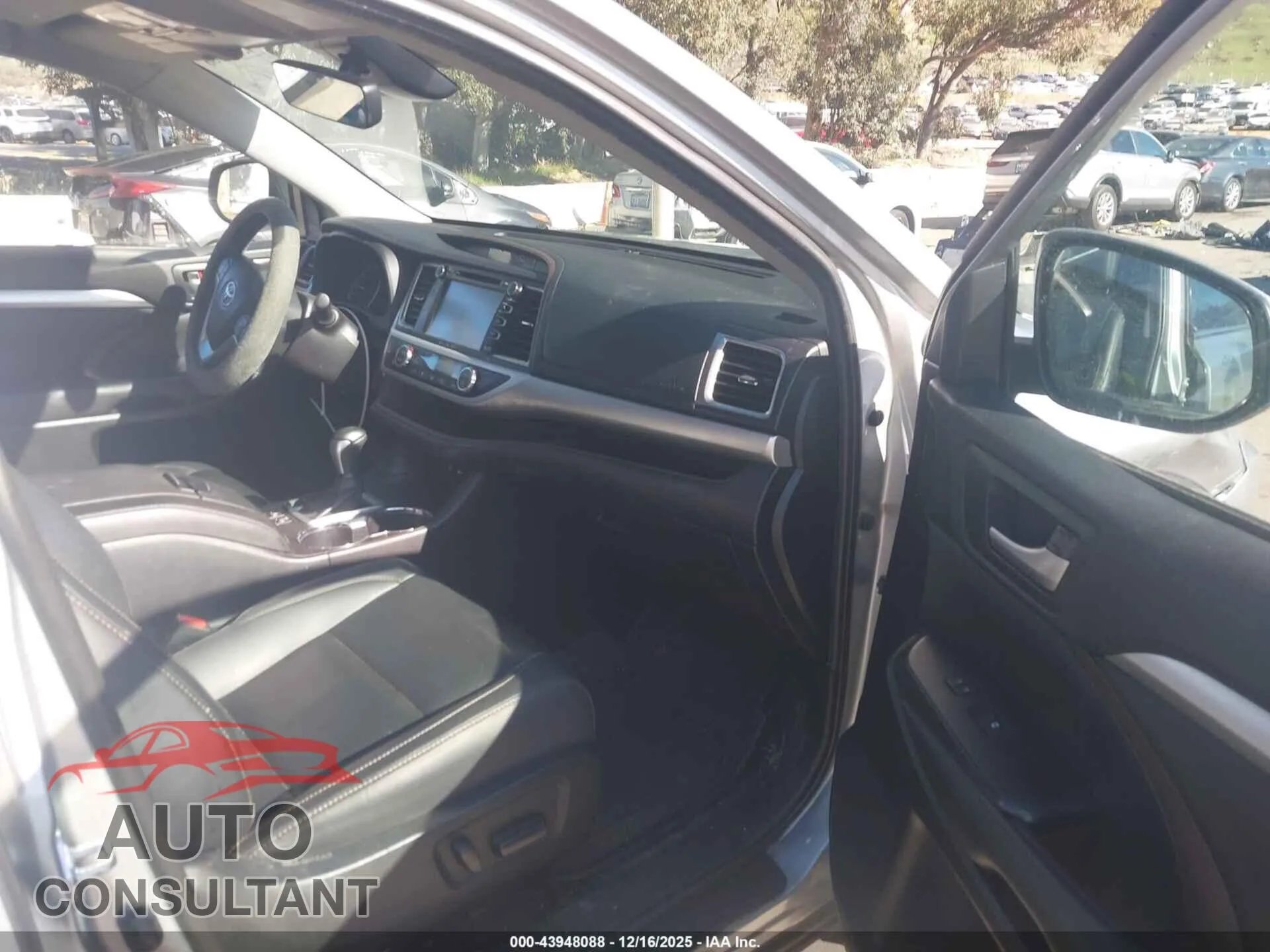 2019 TOYOTA HIGHLANDER Damaged VIN 5TDKZRFH8KS307948 – interior seats