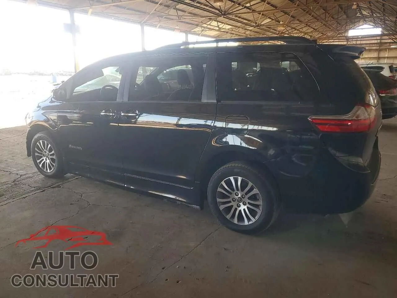 2018 TOYOTA All Models Damaged VIN 5TDYZ3DC2JS944122 – rear exterior 2018 TOYOTA All Models Damaged VIN 5TDYZ3DC2JS944122 – rear exterior