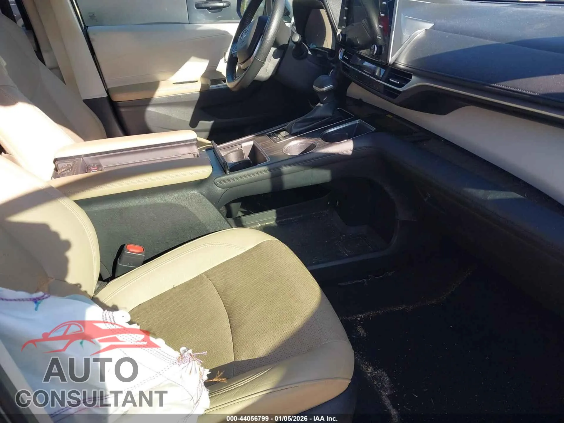 2022 TOYOTA SIENNA Damaged VIN 5TDZRKEC4NS110307 – interior seats