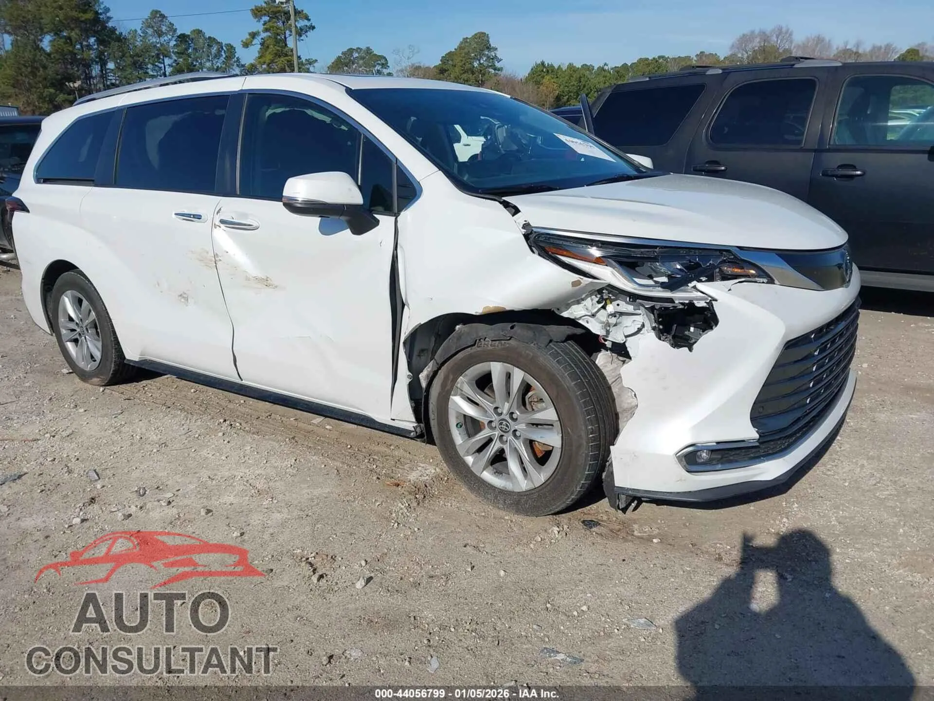 2022 TOYOTA SIENNA Damaged VIN 5TDZRKEC4NS110307 – engine bay
