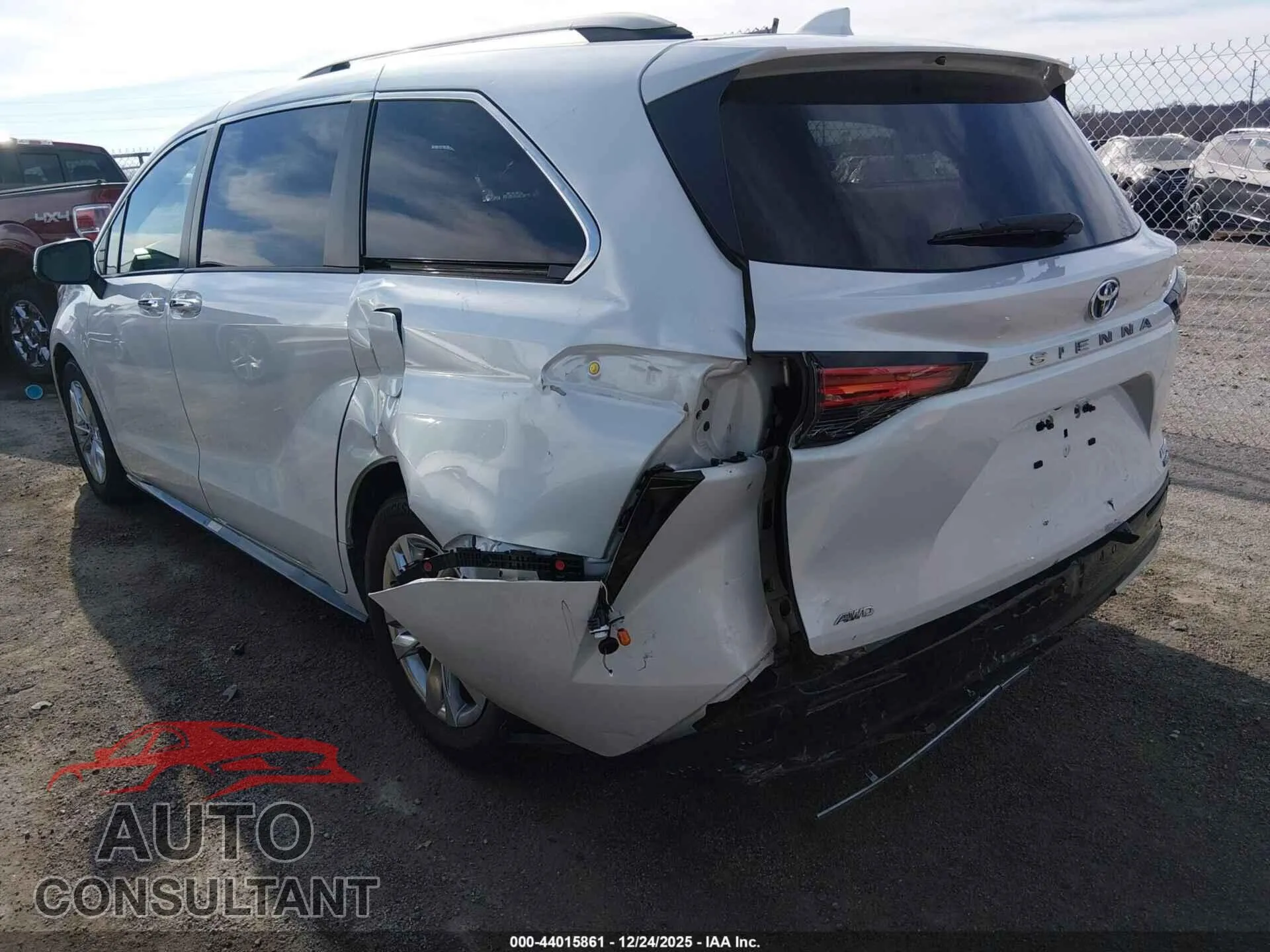 2022 TOYOTA SIENNA Damaged VIN 5TDZSKFC4NS063928 – side profile