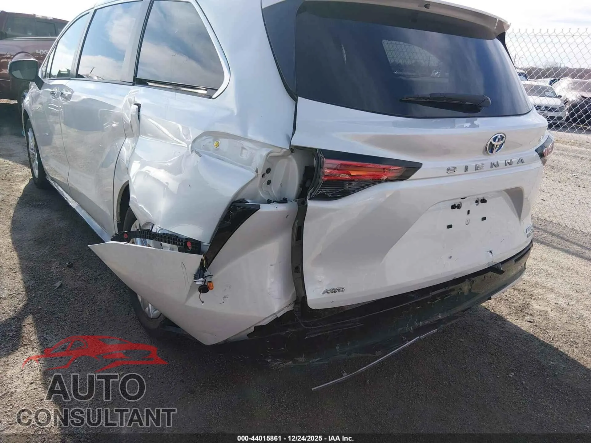 2022 TOYOTA SIENNA Damaged VIN 5TDZSKFC4NS063928 – engine bay