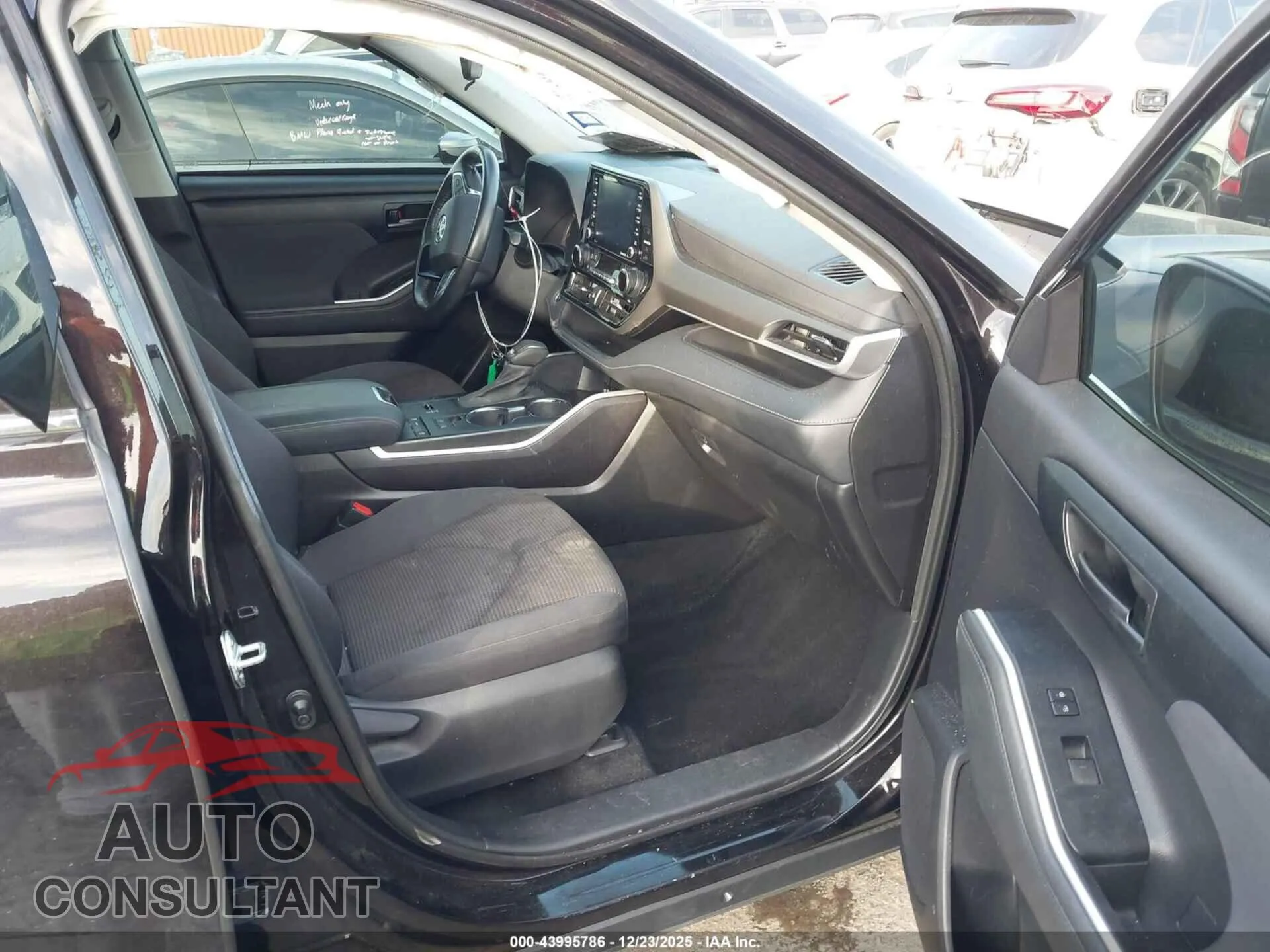 2021 TOYOTA HIGHLANDER Damaged VIN 5TDZZRAH8MS058625 – interior seats