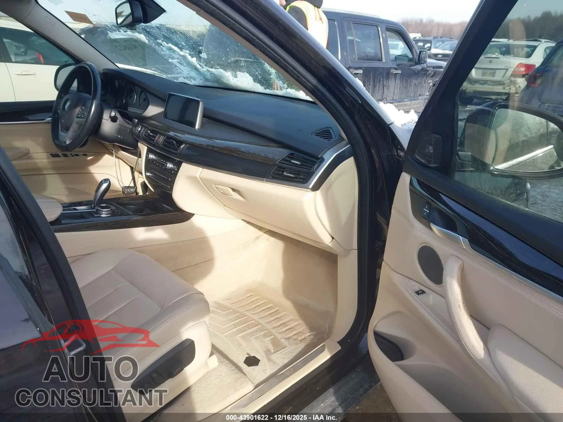 2014 BMW X5 Damaged VIN 5UXKR0C52E0K45006 – interior seats