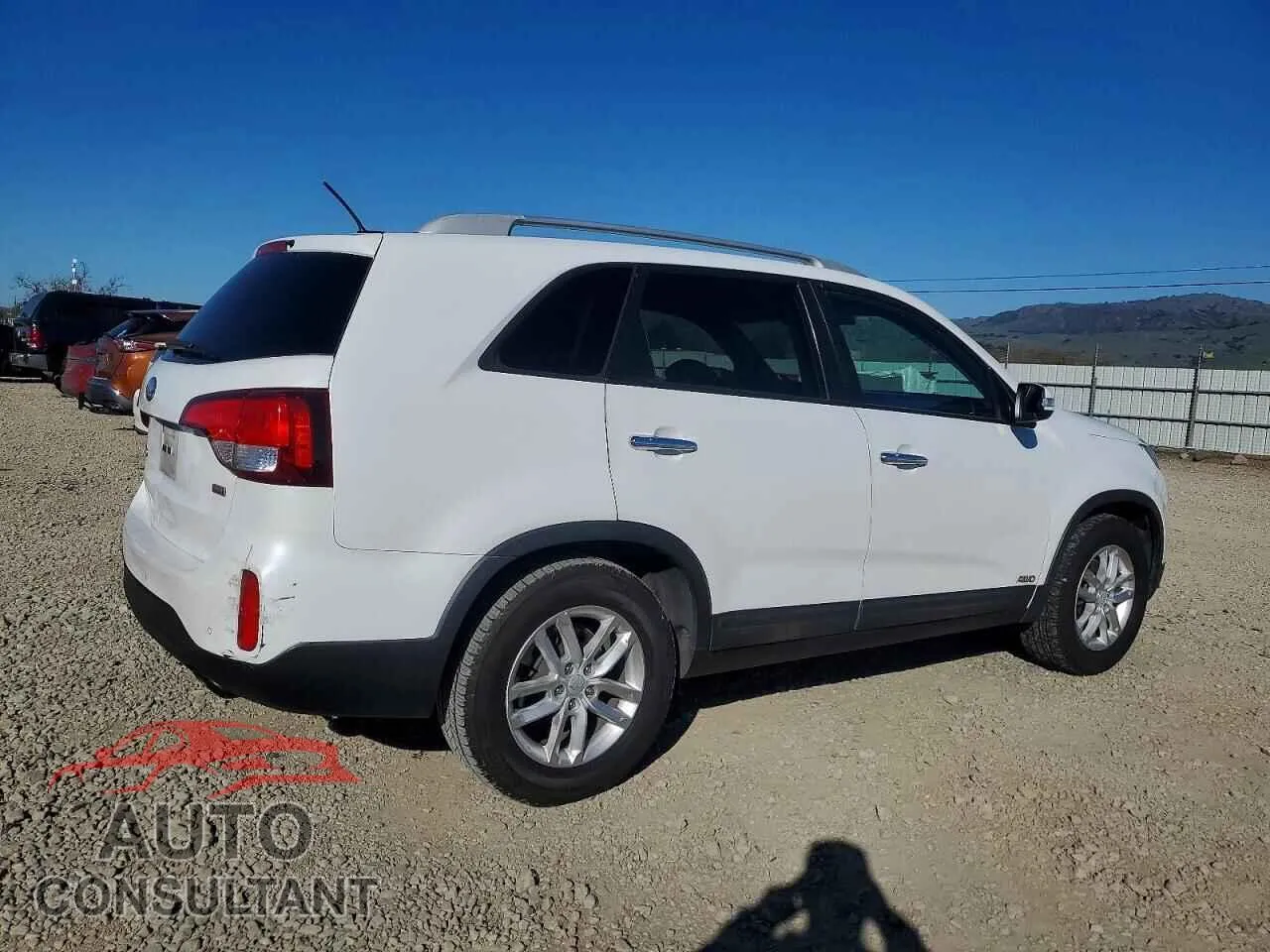 2014 KIA SORENTO Damaged VIN 5XYKT3A69EG448694 – side profile
