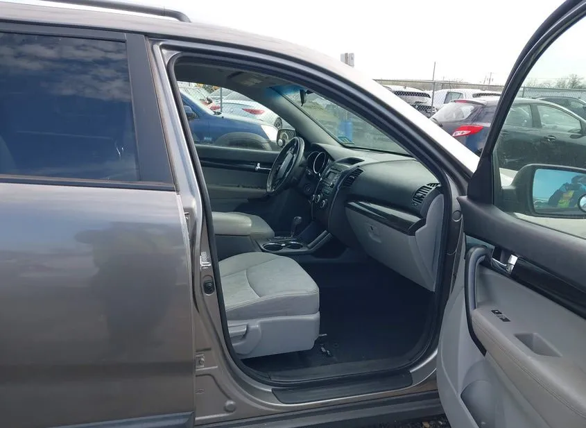 2011 KIA Sorento Used VIN 5XYKTDA2XBG047900 – dashboard
