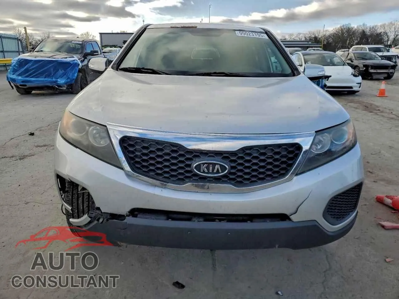2013 KIA SORENTO Damaged VIN 5XYKTDA64DG334669 – interior seats