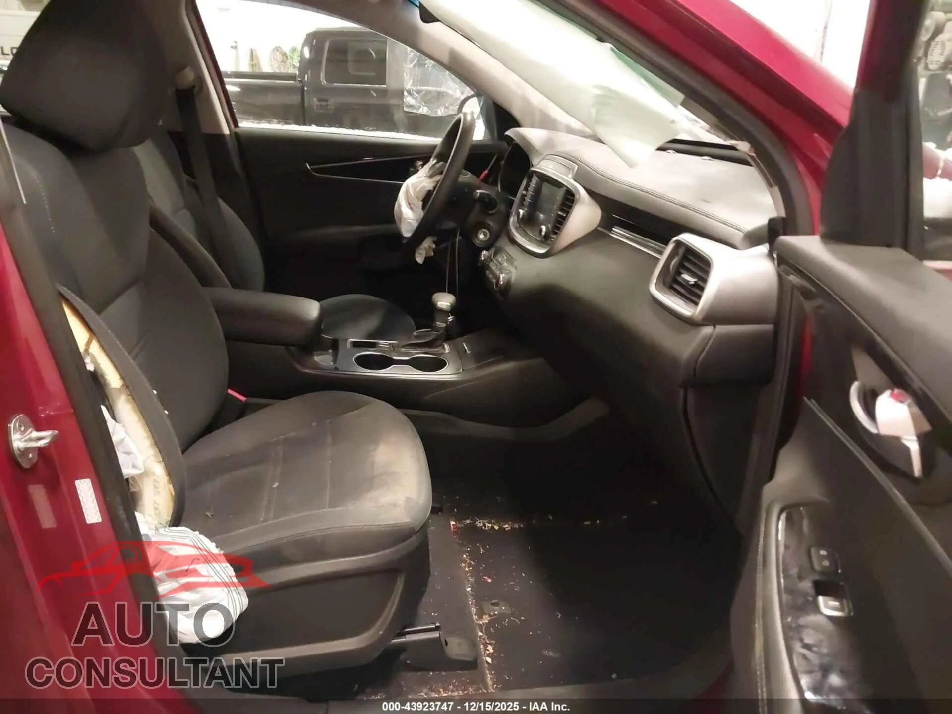 2019 KIA SORENTO Damaged VIN 5XYPG4A31KG571567 – interior seats