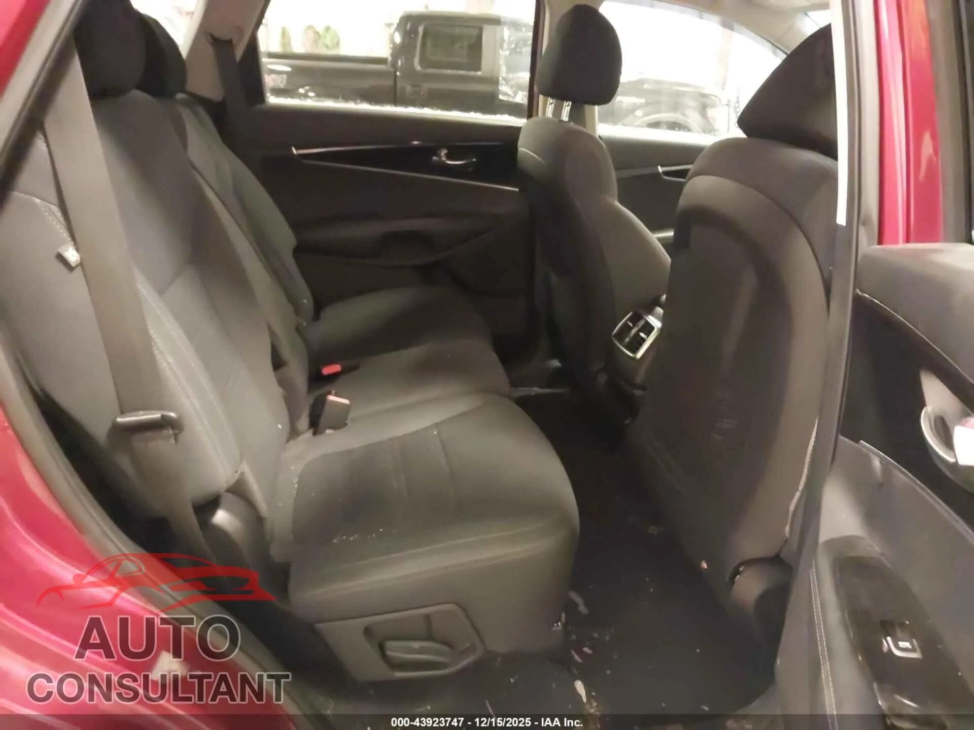 2019 KIA SORENTO Damaged VIN 5XYPG4A31KG571567 – undercarriage