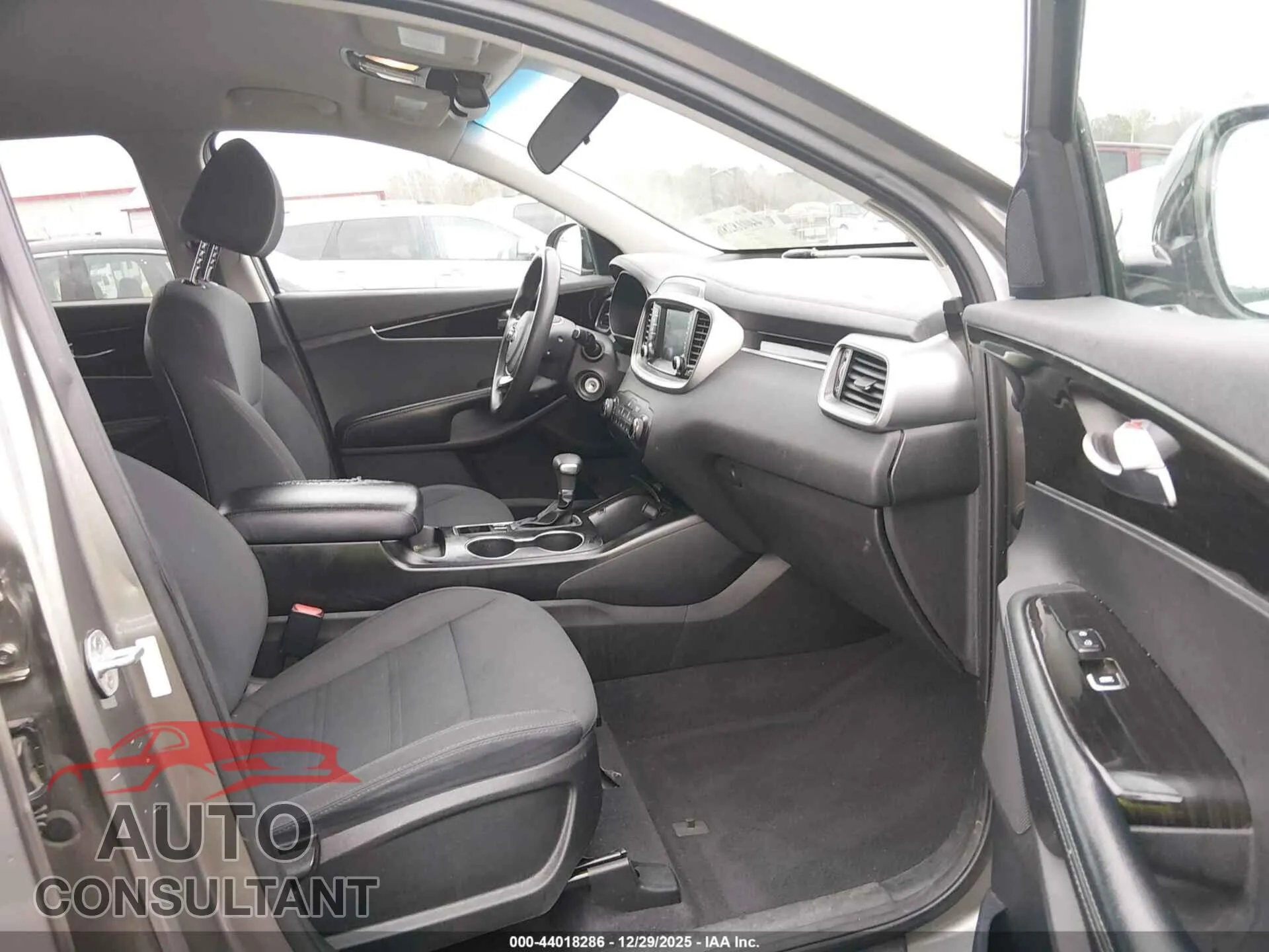 2019 KIA SORENTO Damaged VIN 5XYPG4A37KG531669 – interior seats