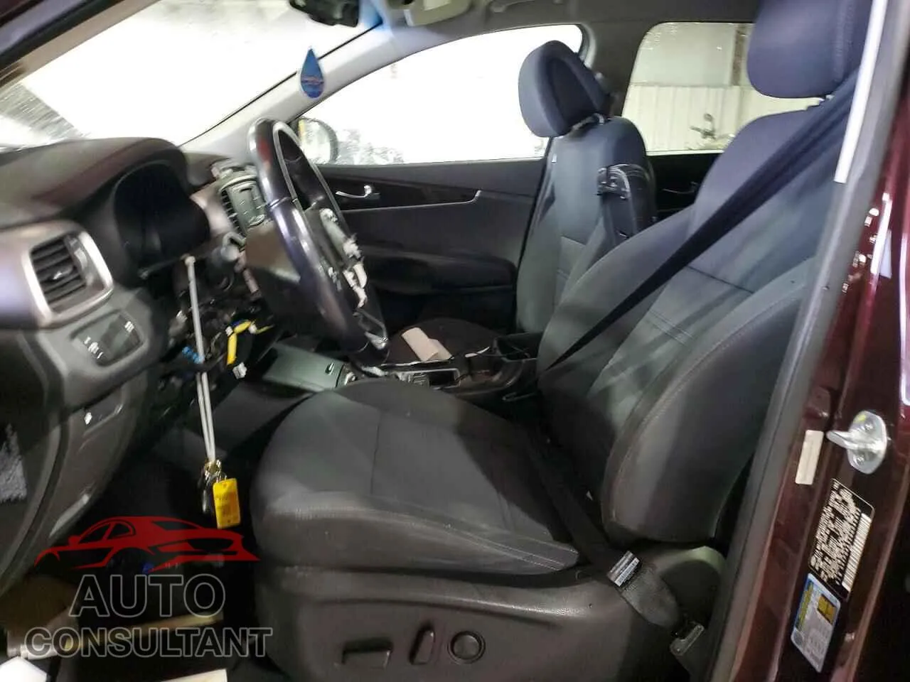 2016 KIA SORENTO Damaged VIN 5XYPG4A52GG049992 – exterior detail