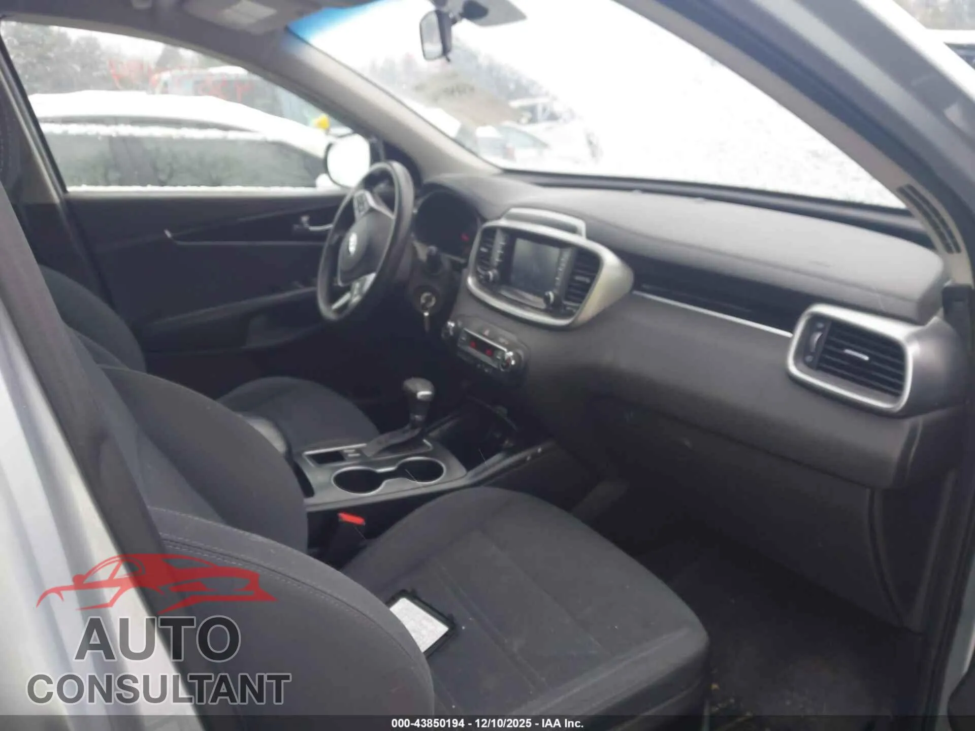 2019 KIA SORENTO Damaged VIN 5XYPGDA52KG480101 – interior seats