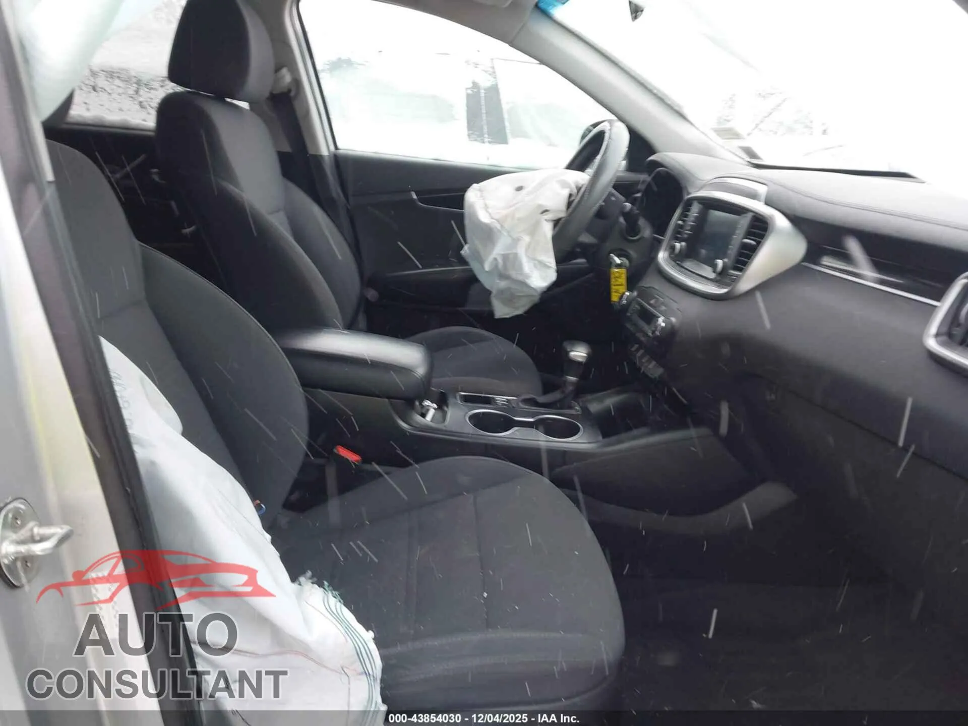 2019 KIA SORENTO Damaged VIN 5XYPGDA53KG583575 – interior seats