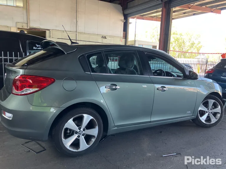 2016 Holden Cruze Used VIN 6G1PE6EM1GL219648 – trunk area