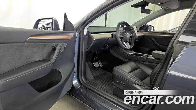 2022 Tesla Model Y Long Range AWD Sold VIN 7SAYGDEE3NF566529 – interior seats