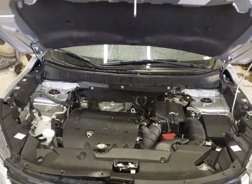 2025 MITSUBISHI OUTLANDER Used VIN JA4ARUAU9SU007425 – engine bay