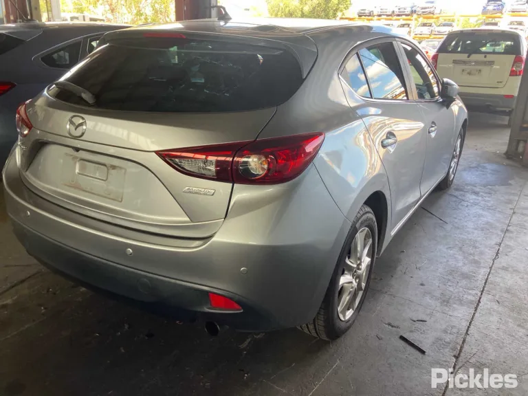 2015 Mazda 3 Damaged VIN JM0BM547810172673 – interior seats