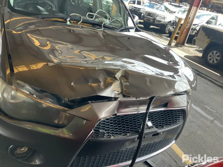 2010 Mitsubishi Outlander Used VIN JMFXTCW5WBZ000398 – exterior detail