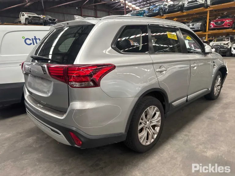 2020 Mitsubishi Outlander Damaged VIN JMFXTGF8WLJ003505 – exterior detail 2020 Mitsubishi Outlander Damaged VIN JMFXTGF8WLJ003505 – exterior detail