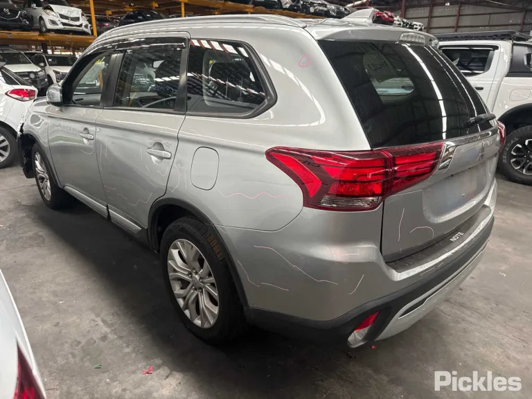 2020 Mitsubishi Outlander Damaged VIN JMFXTGF8WLJ003505 – undercarriage 2020 Mitsubishi Outlander Damaged VIN JMFXTGF8WLJ003505 – undercarriage