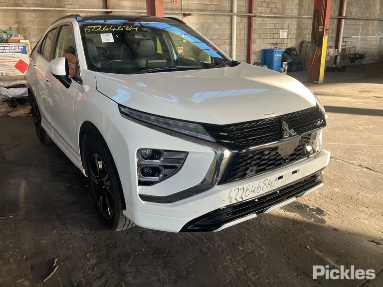 2023 Mitsubishi Eclipse Cross Used VIN JMFXTGK1WNZ009487 – exterior detail 2023 Mitsubishi Eclipse Cross Used VIN JMFXTGK1WNZ009487 – exterior detail