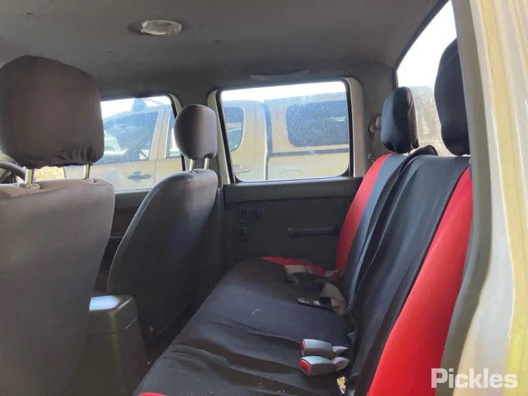 2004 Nissan Navara Damaged VIN JN1CNUD22A0033620 – rear exterior