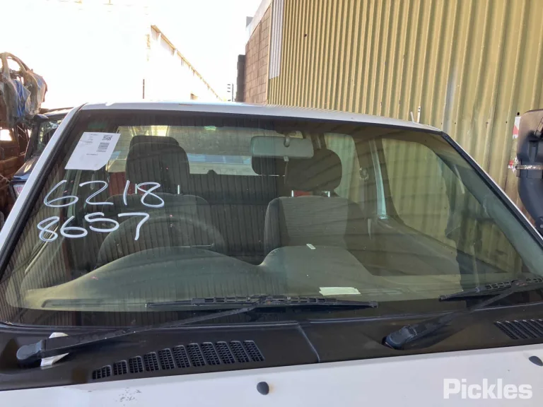 2004 Nissan Navara Damaged VIN JN1CNUD22A0033620 – engine bay