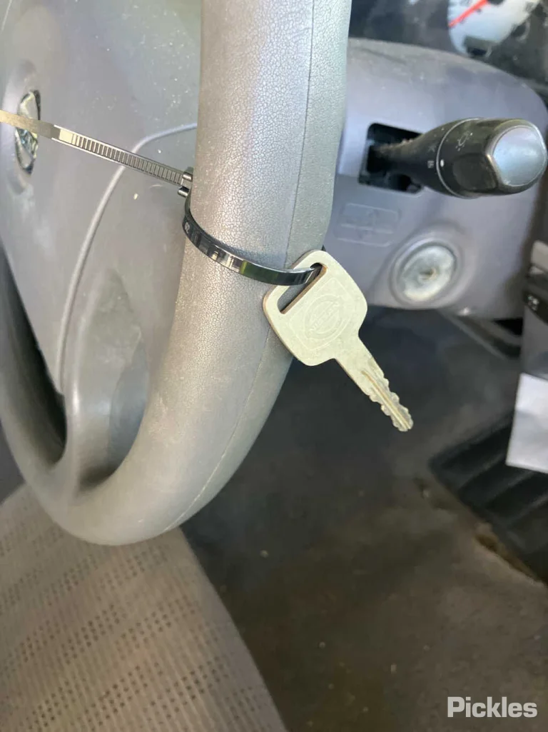 2004 Nissan Navara Damaged VIN JN1CNUD22A0033620 – odometer reading