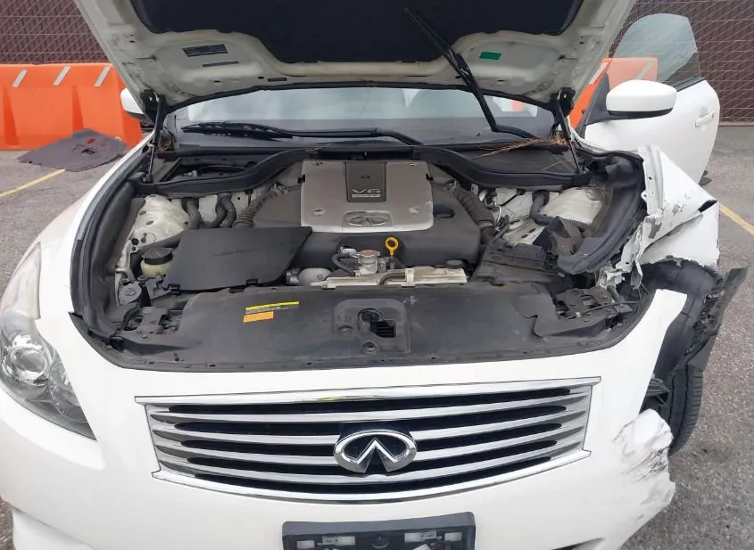 2015 INFINITI Q60 Used VIN JN1CV6EK1FM871344 – trunk area