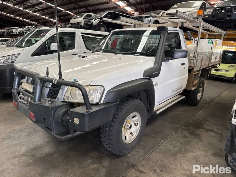 2014 Nissan Patrol Damaged VIN JN1UETY61A0600517 – rear exterior 2014 Nissan Patrol Damaged VIN JN1UETY61A0600517 – rear exterior