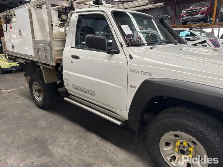 2014 Nissan Patrol Damaged VIN JN1UETY61A0600517 – photo 11 2014 Nissan Patrol Damaged VIN JN1UETY61A0600517 – photo 11