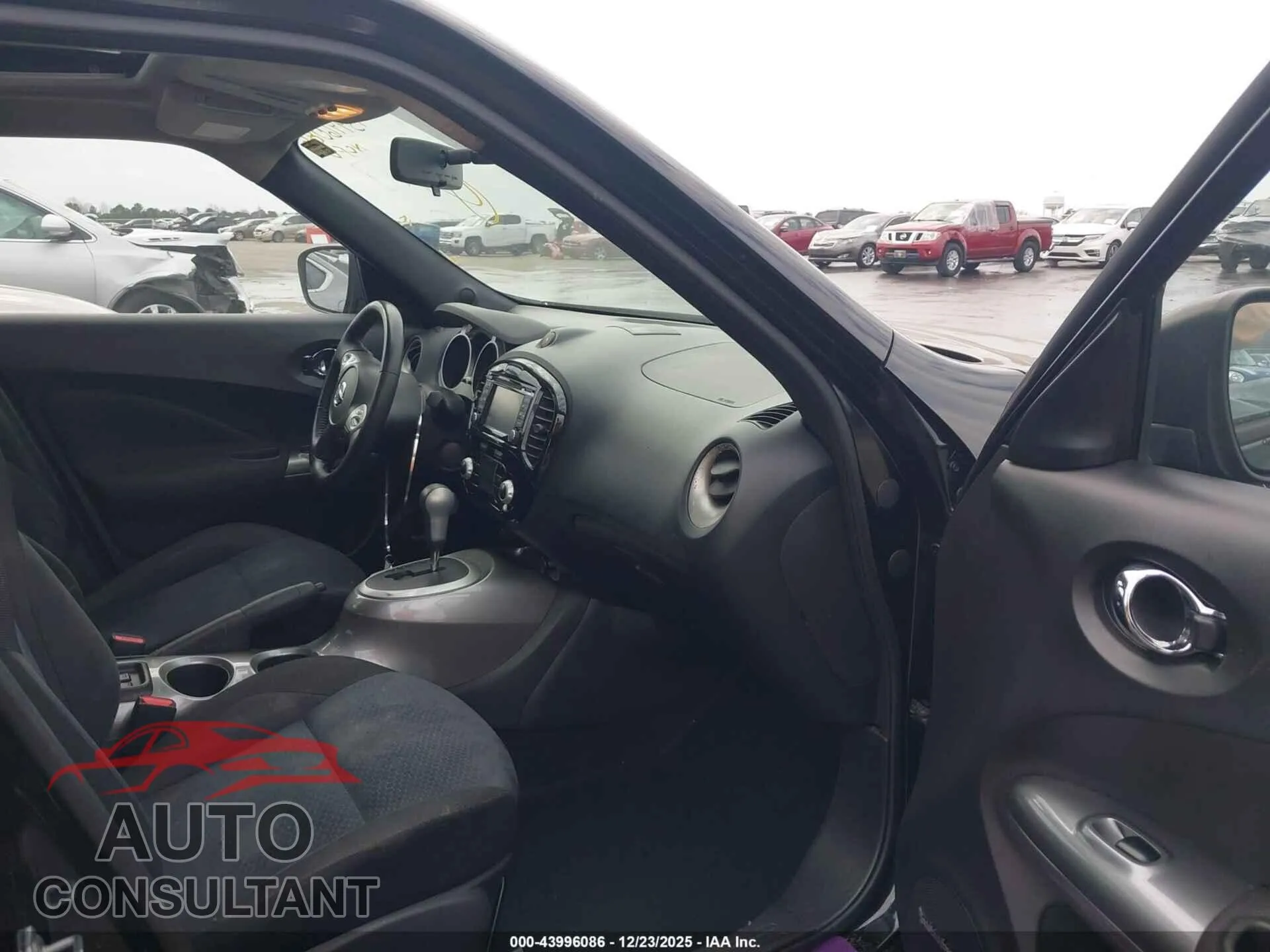 2016 NISSAN JUKE Damaged VIN JN8AF5MR8GT607706 – interior seats