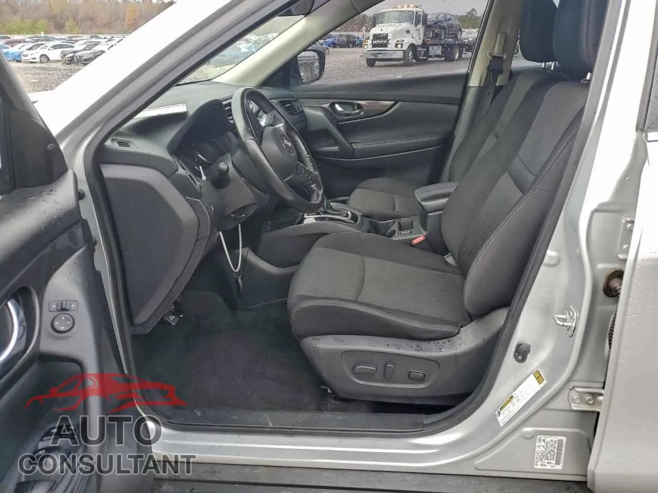 2017 NISSAN ROGUE Damaged VIN JN8AT2MT4HW404752 – exterior detail