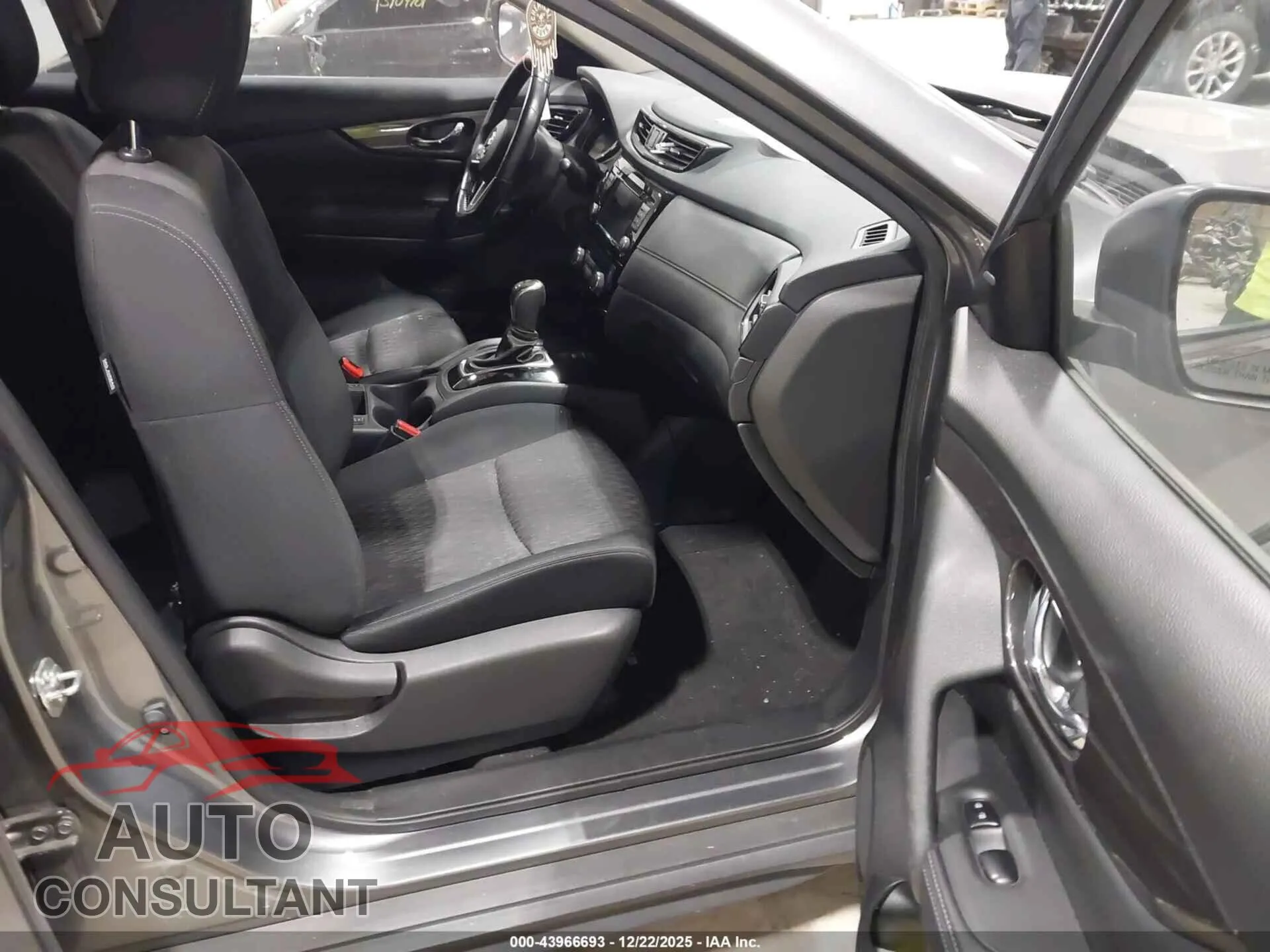 2020 NISSAN ROGUE Damaged VIN JN8AT2MV1LW116715 – interior seats 2020 NISSAN ROGUE Damaged VIN JN8AT2MV1LW116715 – interior seats