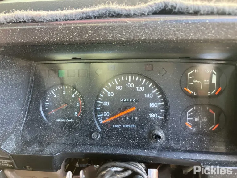 1994 Toyota Landcruiser Damaged VIN JT731PJ7508526442 – interior seats