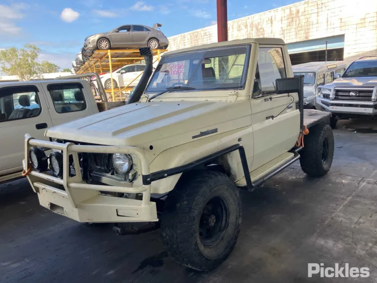 1994 Toyota Landcruiser Damaged VIN JT731PJ7508526442 – engine bay